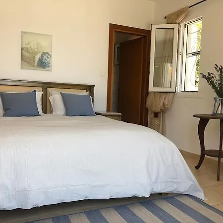 Villa With Heated Pool And Sea View
